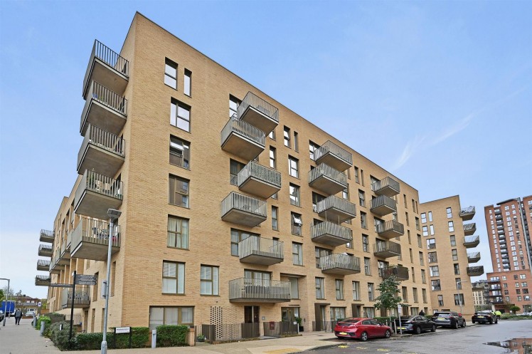 View Full Details for 8 Peregrine Apartments, Moorhen Drive, West Hendon, London